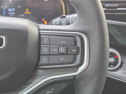 Certified 2023 Jeep Wagoneer Series III w/ Premium Group I AWD/4WD image 21