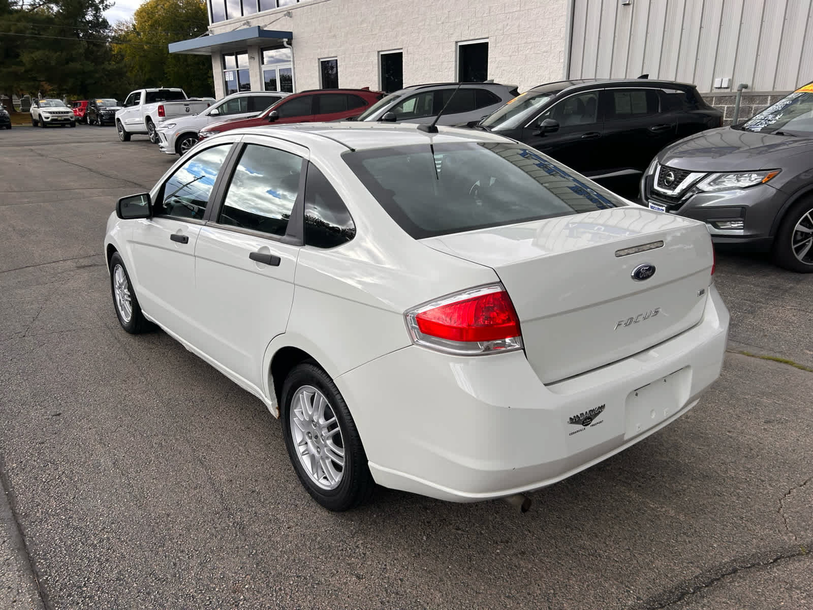 Used 2010 Ford Focus SE FWD image 5
