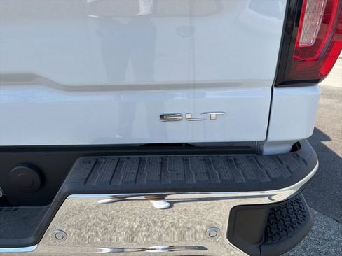 New 2026 GMC Sierra 1500 SLT image 9
