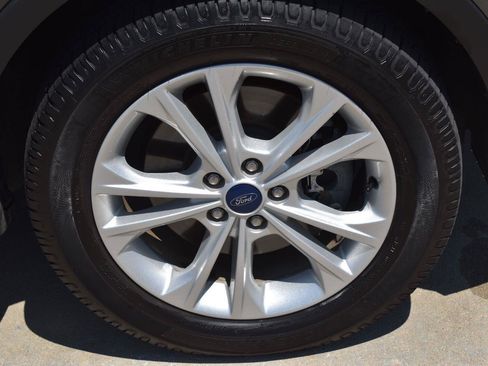 Used 2017 Ford Escape SE w/ Equipment Group 201A AWD/4WD image 12