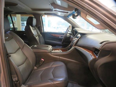 Used 2018 Cadillac Escalade Luxury AWD/4WD image 30