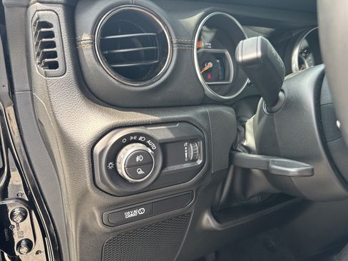 Used 2023 Jeep Gladiator Overland AWD/4WD image 29