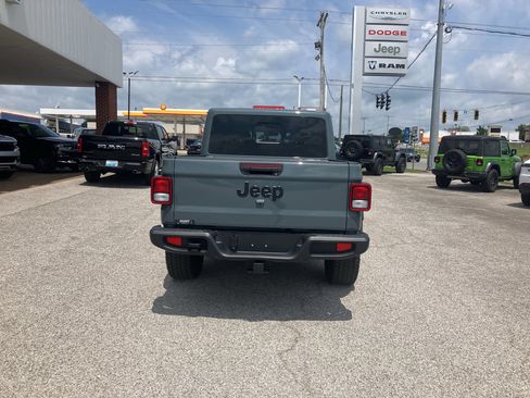 Used 2025 Jeep Gladiator Sport AWD/4WD image 6