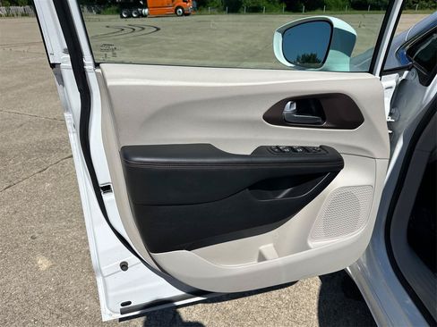 Used 2017 Chrysler Pacifica Touring-L Plus FWD image 20