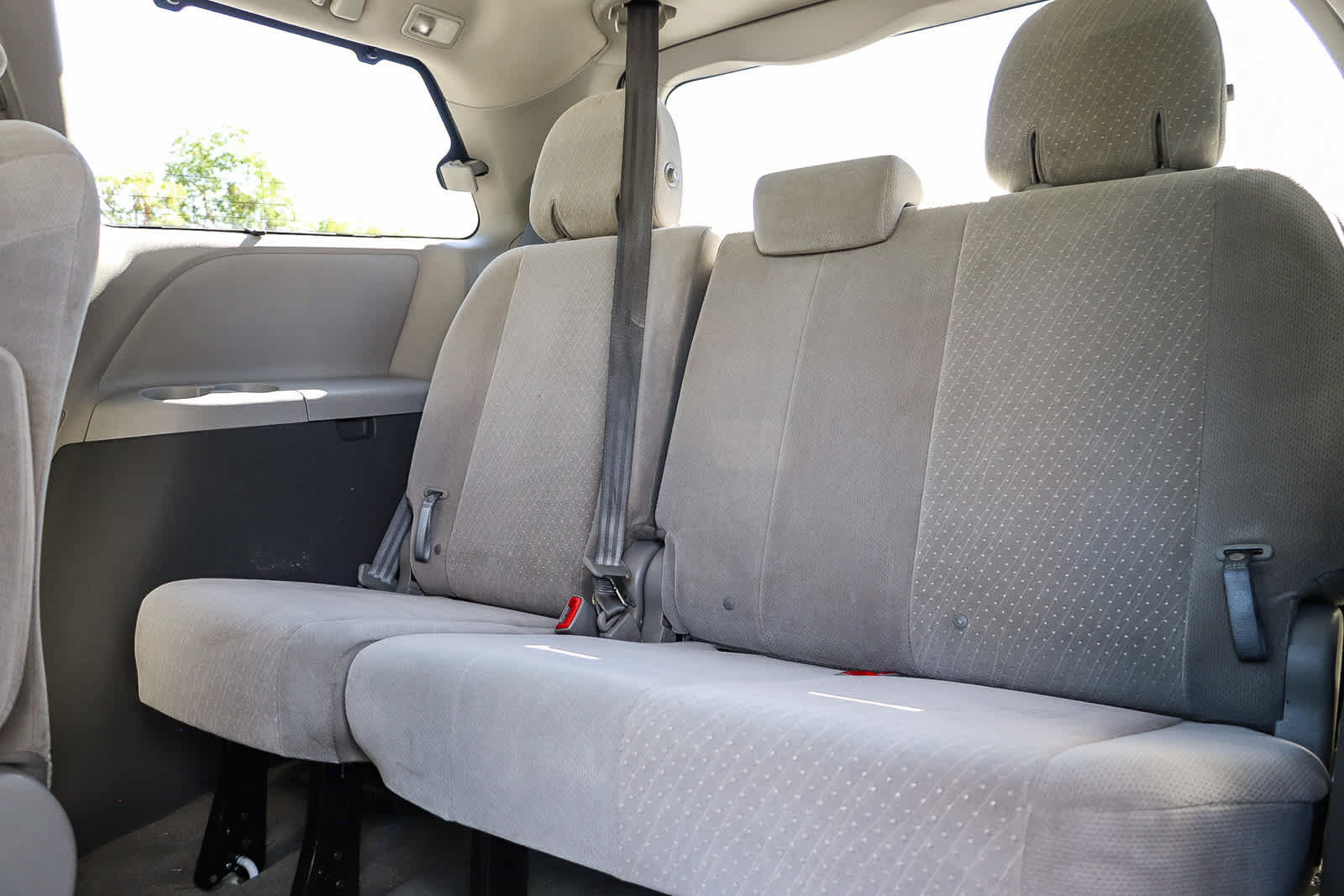 Used 2018 Toyota Sienna LE w/ Carpet Mat Package FWD image 20