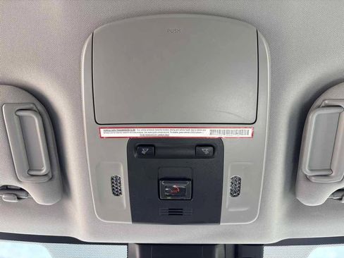 Used 2020 Toyota Camry SE w/ Carpet Mat Package FWD image 27