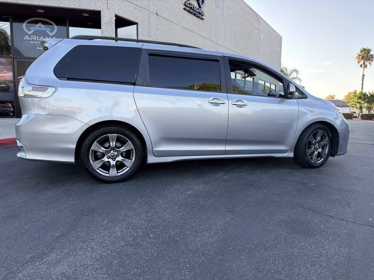 Used 2018 Toyota Sienna SE FWD image 16