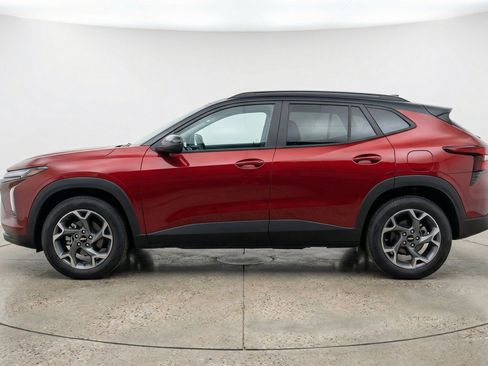 Used 2025 Chevrolet Trax LT w/ LT Convenience Package FWD image 5