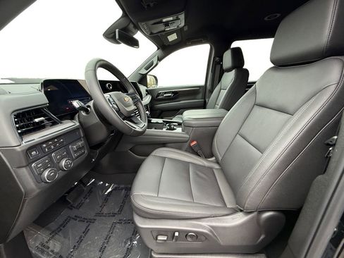 Used 2025 Chevrolet Suburban LT w/ Comfort Package image 9