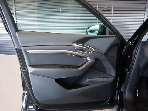 Used 2022 Audi e-tron Premium w/ Convenience Plus Package image 28