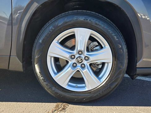 Used 2021 Toyota Highlander LE image 10