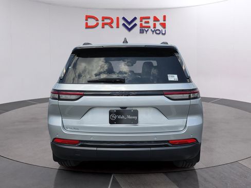 New 2025 Jeep Grand Cherokee Altitude image 7