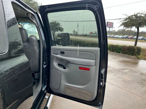 Used 2005 Chevrolet Avalanche Z66 w/ Preferred Equipment Group RWD image 19