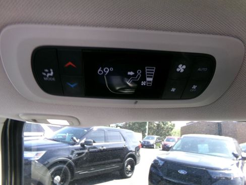 Used 2022 Chrysler Pacifica Limited FWD image 47
