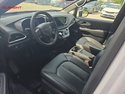 Used 2024 Chrysler Pacifica Limited FWD image 3
