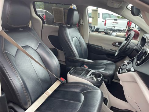 Used 2017 Chrysler Pacifica Touring-L FWD image 25