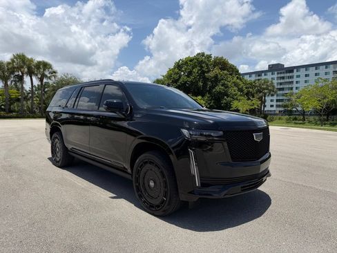 Used 2024 Cadillac Escalade ESV Sport w/ LPO, ONYX Package AWD/4WD image 4