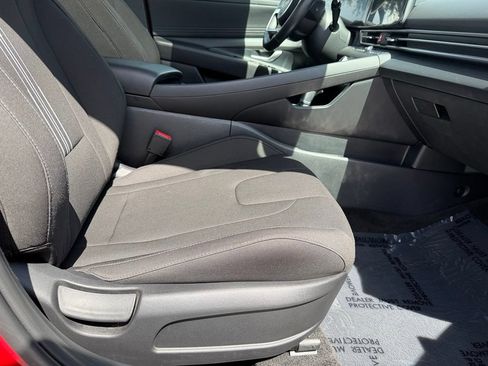 Used 2025 Hyundai Elantra SEL FWD image 30