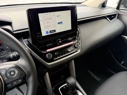 Used 2025 Toyota Corolla Cross LE image 24