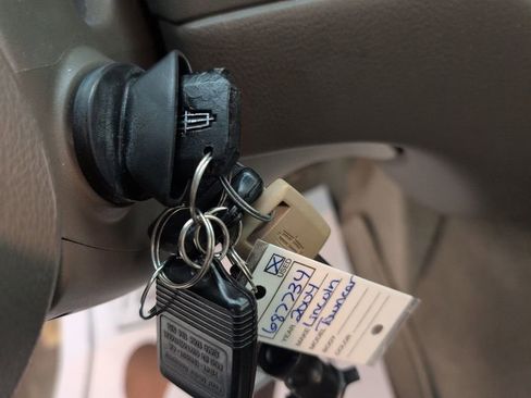 Used 2004 Lincoln Town Car Ultimate RWD image 40