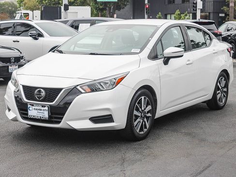 Used 2021 Nissan Versa SV FWD image 3
