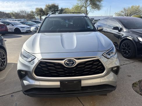 Used 2021 Toyota Highlander XLE image 2