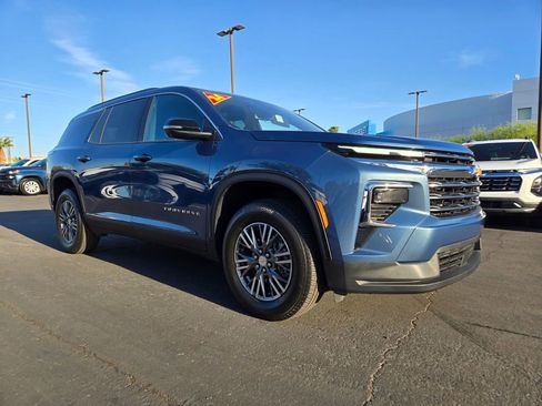 Used 2024 Chevrolet Traverse LT image 1