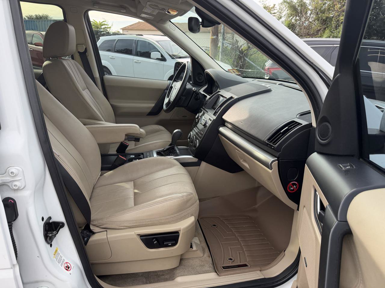 Used 2015 Land Rover LR2 AWD/4WD image 15