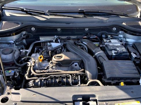 Certified 2025 Volkswagen Taos SE image 10