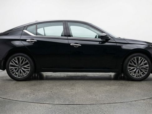 Used 2025 Nissan Altima 2.5 SV image 11