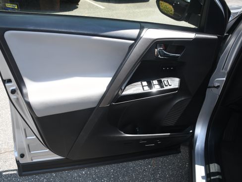 Used 2018 Toyota RAV4 Limited FWD image 9