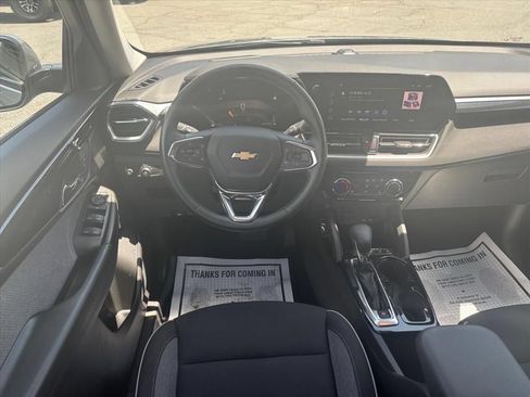 Used 2024 Chevrolet TrailBlazer LT w/ LT Cold Weather Package FWD image 3