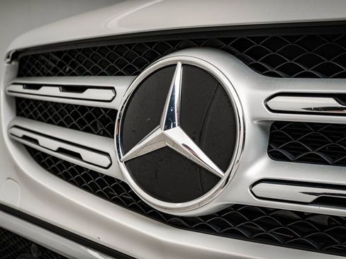 Used 2021 Mercedes-Benz GLC 300 4MATIC image 3