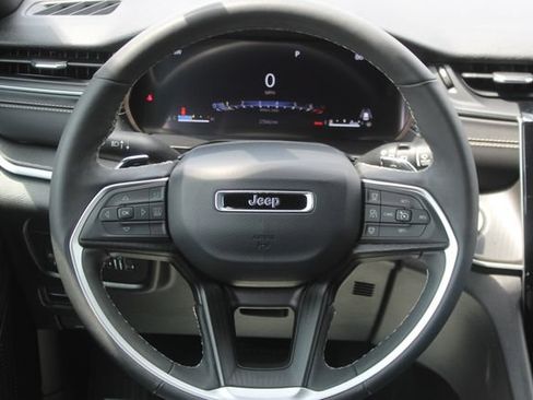 Used 2025 Jeep Grand Cherokee Altitude AWD/4WD image 17