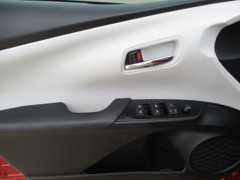 Used 2018 Toyota Prius Prime Advanced w/ Carpet Mat Package FWD image 29