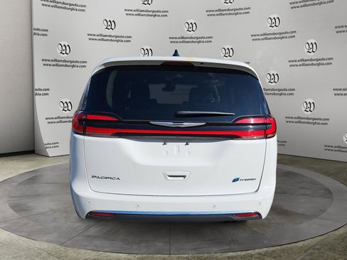 Used 2024 Chrysler Pacifica Select image 4