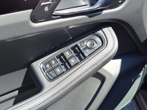 Used 2025 Porsche Macan image 25