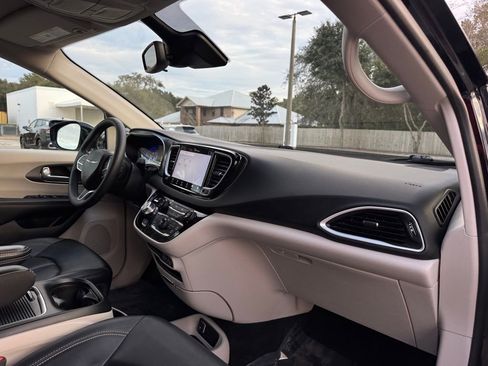 Used 2024 Chrysler Pacifica Touring-L image 29