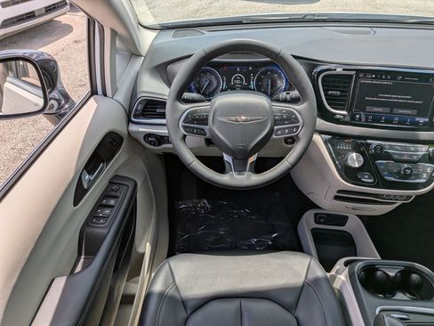 Used 2024 Chrysler Pacifica Touring-L FWD image 18