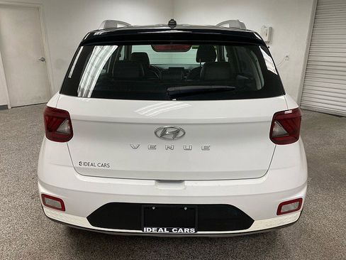 Used 2023 Hyundai Venue Limited image 6