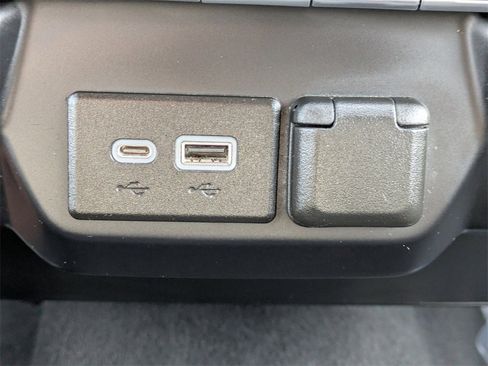 Used 2021 Chevrolet Silverado 1500 LT image 24