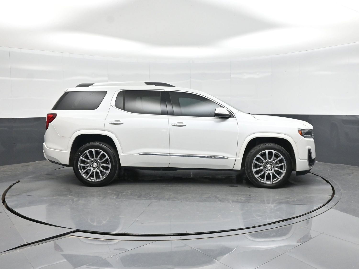 Used 2023 GMC Acadia Denali w/ Denali Ultimate Package FWD image 18