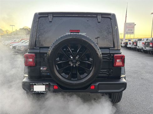 Used 2025 Jeep Wrangler Sahara image 7
