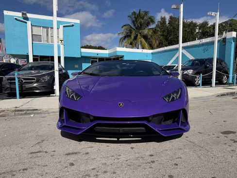 Used 2020 Lamborghini Huracan EVO image 2