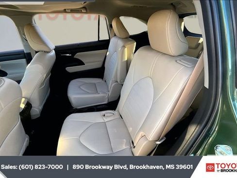 Used 2024 Toyota Highlander XLE image 19