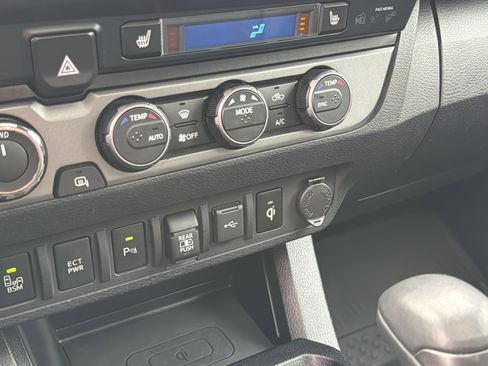 Used 2021 Toyota Tacoma TRD Off-Road image 30