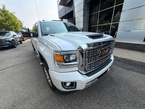 Used 2019 GMC Sierra 2500 Denali w/ Duramax Plus Package AWD/4WD image 10