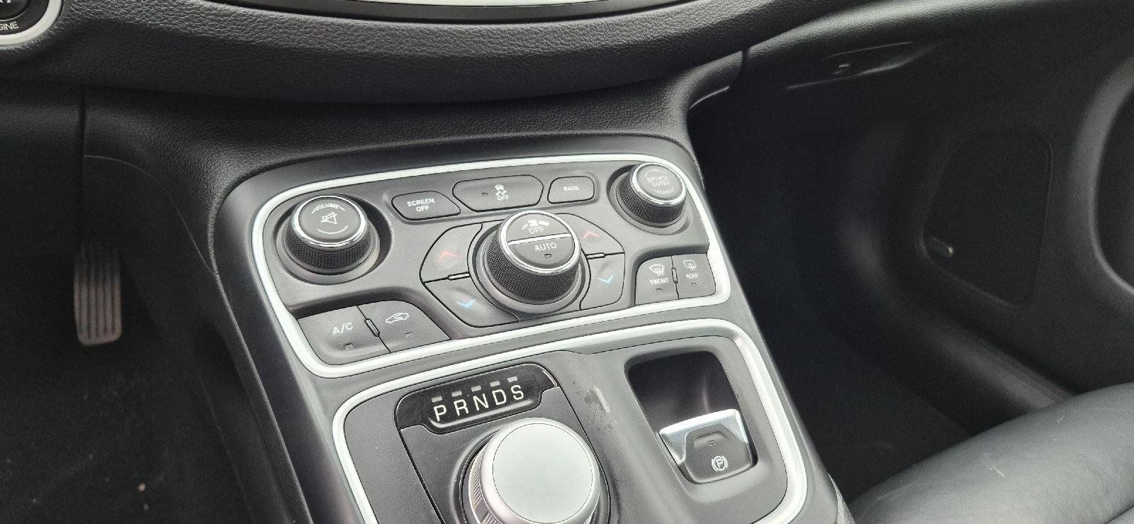 Used 2016 Chrysler 200 C w/ Sun & Sound Group FWD image 10