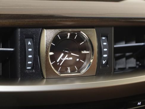 Used 2020 Lexus LX 570 4WD w/ Luxury Package image 33