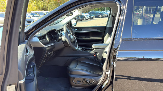 Used 2023 Jeep Grand Cherokee L Limited w/ Black Appearance Package AWD/4WD image 9
